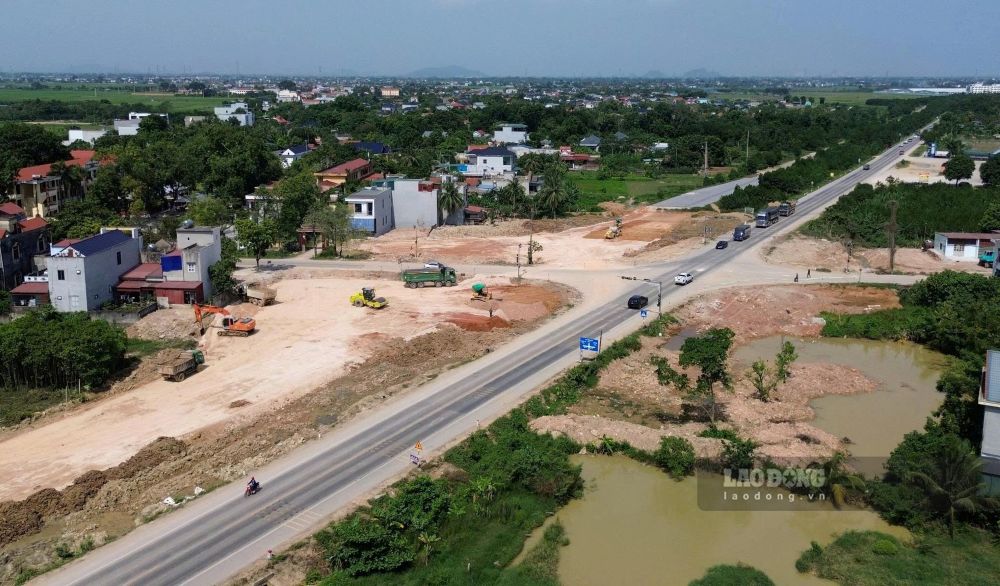 The road project connecting from the central area of Thanh Hoa province to Tho Xuan airport restarts after many years of stagnation. Photo: Quach Du