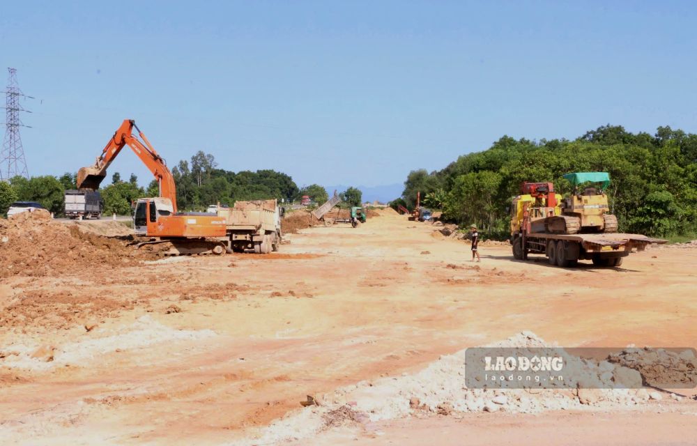 Đơn vị thi công huy động nhận lực, máy móc nhằm đẩy nhanh tiến độ thi công dự án. Ảnh: Quách Du