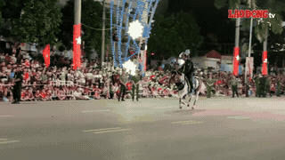Eye-catching cavalry galloping performance on National Day night in Lang Son. Photo: Khanh Linh