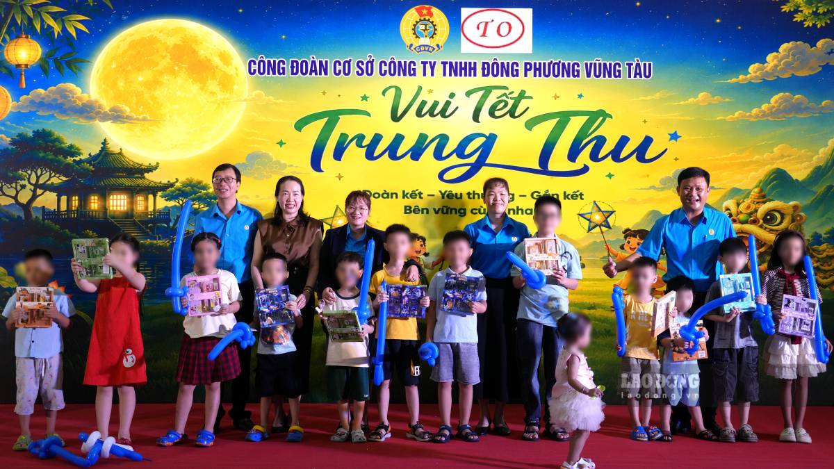 Giving gifts to children of union members and workers in the "Happy Mid-Autumn Festival" program on the evening of September 19. Photo: Thanh An