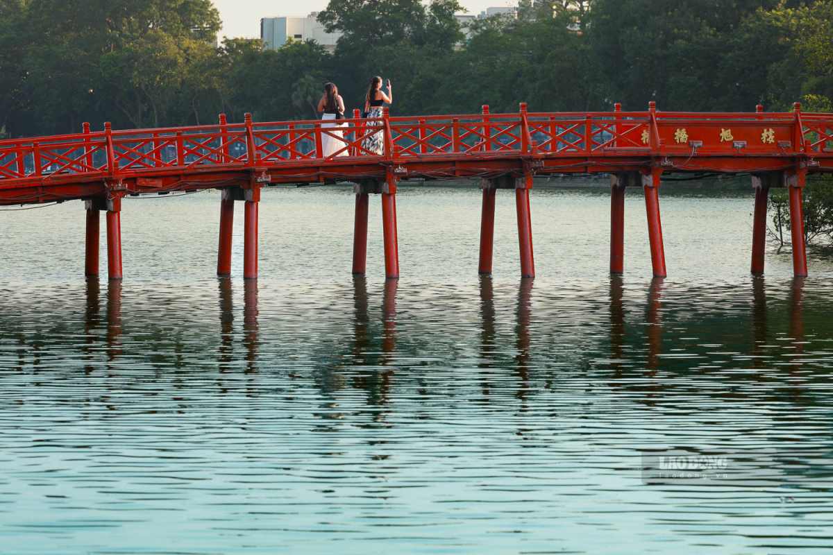 Ancient and poetic The Huc Bridge in the middle of Hanoi autumn. Photo: Hai Nguyen