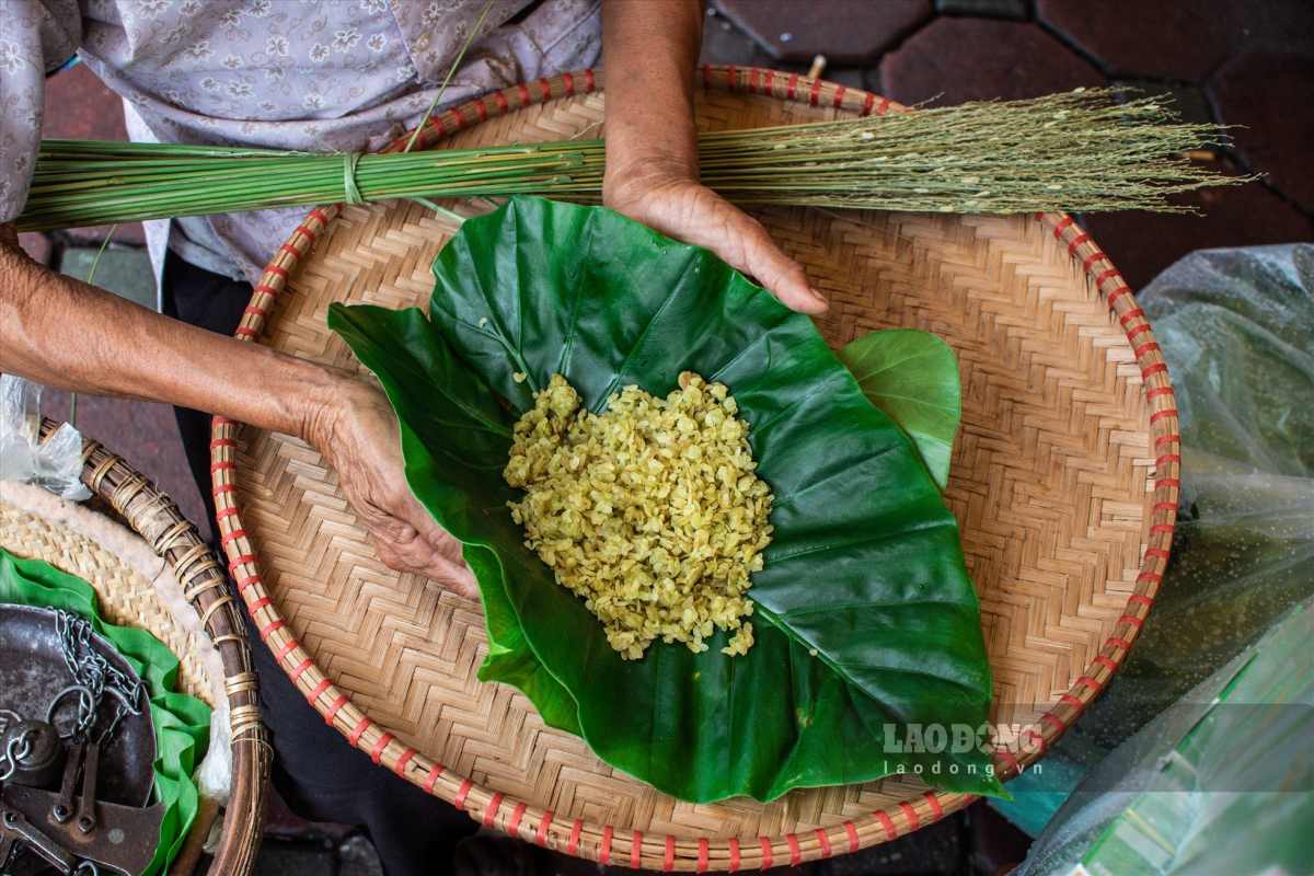 Cốm là một trong những sản vật đặc trưng của mùa thu Hà Nội. Ảnh: Hải Nguyễn