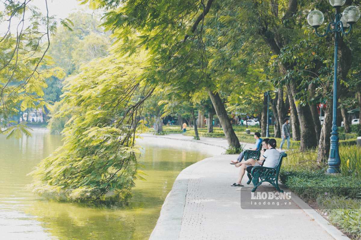 Mùa thu Hà Nội luôn mang sức hấp dẫn riêng với khách du lịch. Ảnh: Vũ Linh