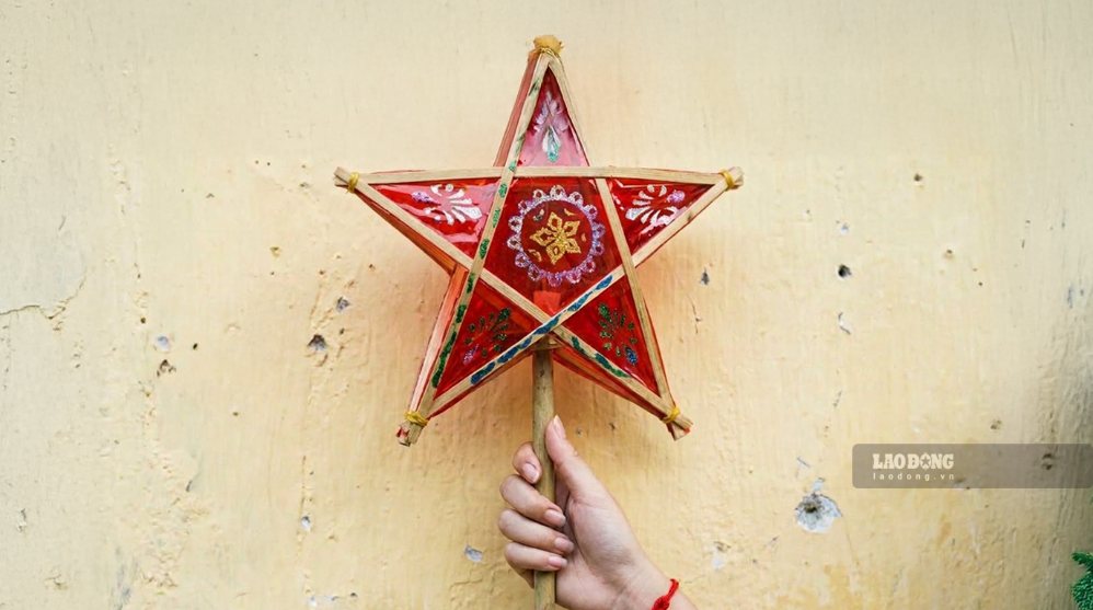 Star lanterns are one of the meaningful gifts for young children on the occasion of Mid-Autumn Festival. Photo: Quoc Chung