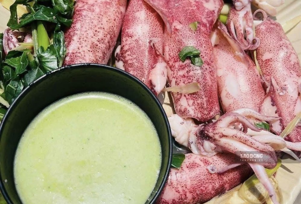 Steamed squid with piper lolot leaves retains its natural sweetness, blending with its characteristic aroma, creating a rustic, attractive and easy-to-make dish. Photo: Thuy Duong