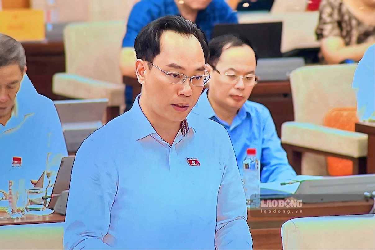 Bộ trưởng Bộ GDĐT Hoàng Minh Sơn phát biểu tại phiên giải trình sáng 20.9. Ảnh: Vân Trang