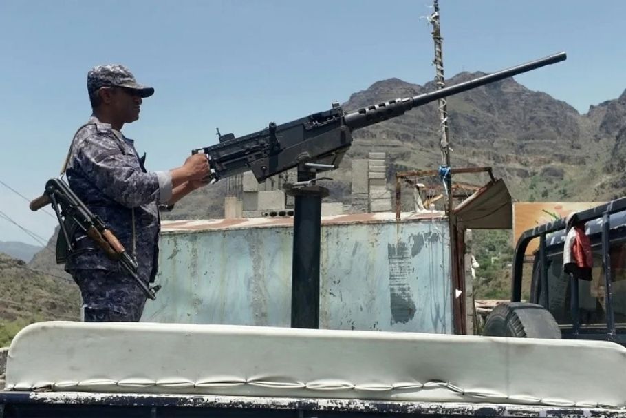 Soldiers of the Yemeni government forces supported by Saudi Arabia are on duty at the turret in the west of the country. Photo: AFP broadcast on September 20
