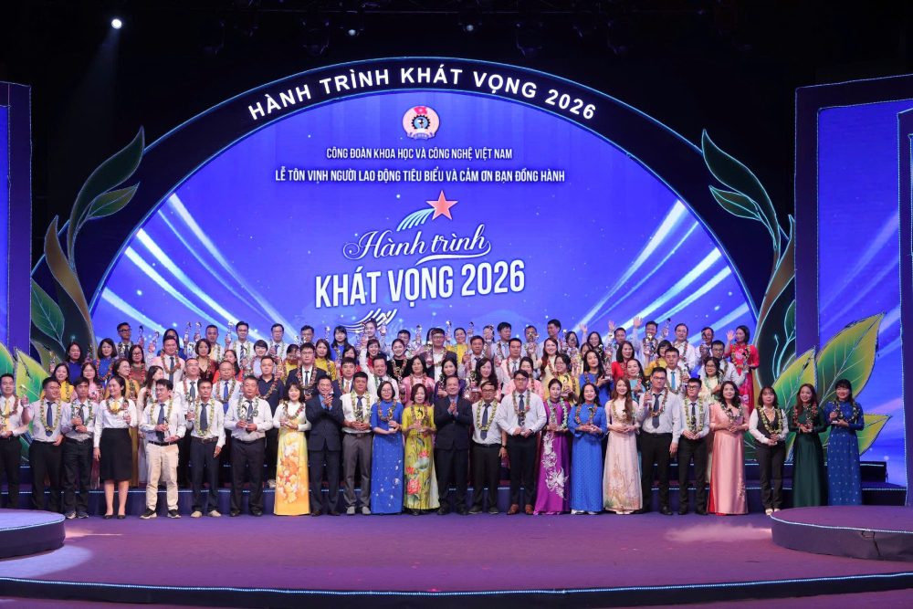 Ông Phạm Đức Long - Thứ trưởng Bộ Khoa học và Công nghệ, Chủ tịch Công đoàn Khoa học và Công nghệ Việt Nam trao biểu trưng cho người lao động tiêu biểu. Ảnh: Mạnh Nguyễn