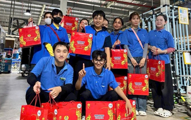 Đoàn viên, NLĐ Công ty TNHH Hwaseung Rạch Giá nhận quà trung thu. Ảnh: CĐCS Công ty