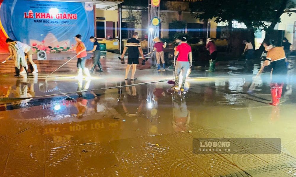Floodwaters recede, officials, teachers and people take advantage of cleaning up at Kim Dong Primary School - Van Thien branch (Nong Cong commune, Thanh Hoa province). Photo: Minh Hoang (taken on the night of September 19, 2026)