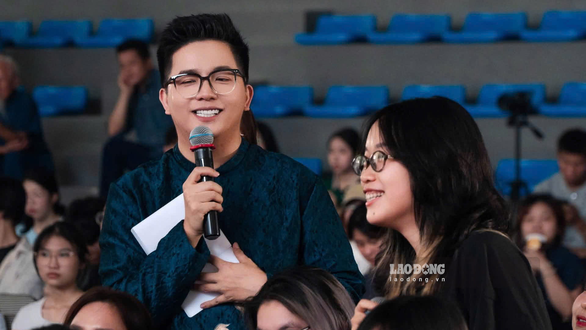 Mr. Do Ngoc Son points out the necessary skills for people in the MC profession. Photo: Nguyen Trang