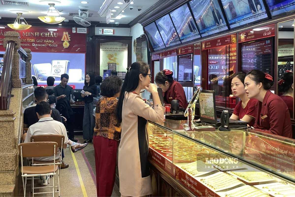 Domestic gold bar prices approach the 148 million VND/tael mark. Photo: Bao Anh (taken in April 2026)