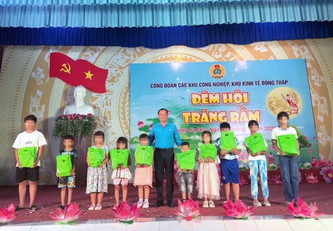 Phó Chủ tịch Liên đoàn Lao động tỉnh Đồng Tháp Nguyễn Thanh Tuấn trao quà Trung thu cho con đoàn viên, công nhân, người lao động. Ảnh: Thanh Nhàn (Ảnh chụp tối 19.9.2026)