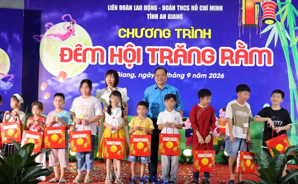 600 suất quà chăm lo cho con đoàn viên, NLĐ trong dịp Tết Trung thu năm nay. Ảnh: Quốc Việt/LĐLĐ An Giang