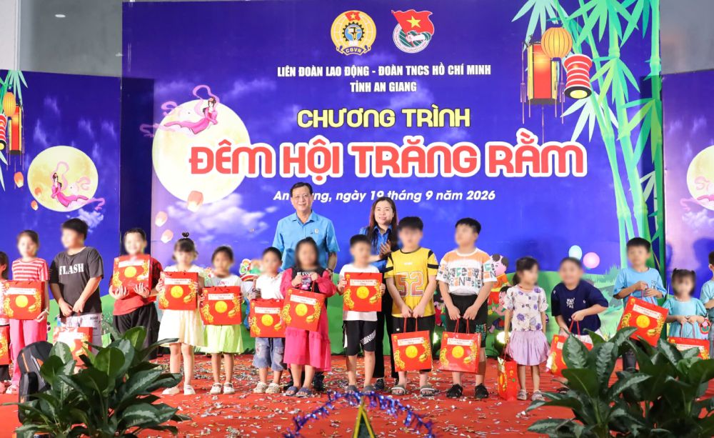 Giving Mid-Autumn Festival gifts to children of union members and workers in Long Xuyen ward and neighboring communes and wards. Photo: Quoc Viet/LĐLĐ An Giang