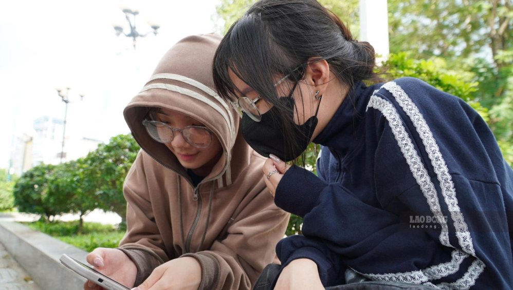 Bạn Lâm Thúy Ngọc và Phạm Chí Phong Yên, sinh viên Trường Đại học Mở TPHCM đang truy cập wifi. Ảnh chụp ngày 19.9. Ảnh: Mai Anh