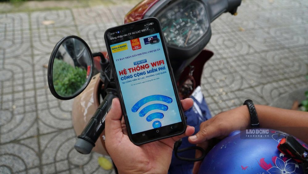 Free Wi-Fi access at Au Lac Park (Cho Quan ward). Photo taken on September 19. Photo: Mai Anh