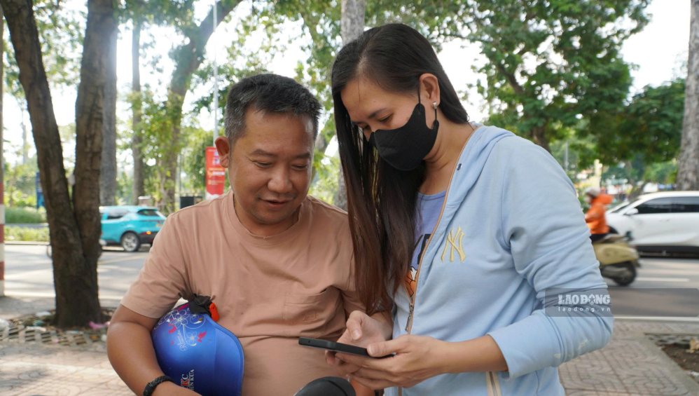 Vợ chồng anh Ngô Thoại Ngân truy cập wifi miễn phí tại công viên. Ảnh chụp ngày 19.9. Ảnh: Mai Anh