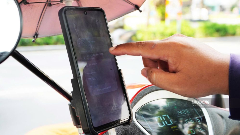 Anh Nguyễn Chí Hiếu, tài xế xe ôm công nghệ thấy rất tiện lợi khi có điểm phát wifi miễn phí. Ảnh chụp ngày 19.9. Ảnh: Mai Anh