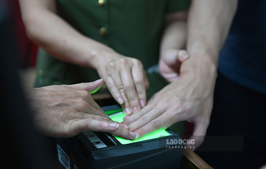 Công dân ở bất cứ đâu, không phụ thuộc nơi cư trú có thể Công an xã cả nước để làm thẻ căn cước. Ảnh: Nam Việt