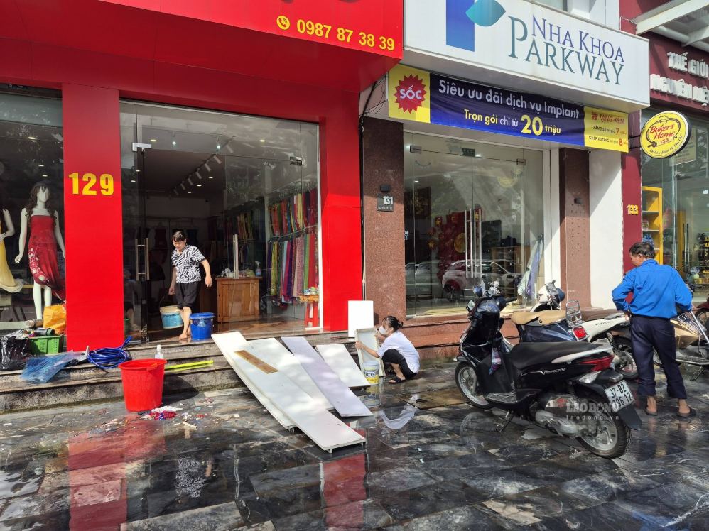 Sáng 20.9, người dân khu vực đô thị Vinh tập trung khắc phục hậu quả mưa lớn, từng bước ổn định sinh hoạt và hoạt động kinh doanh. Ảnh: Duy Chương