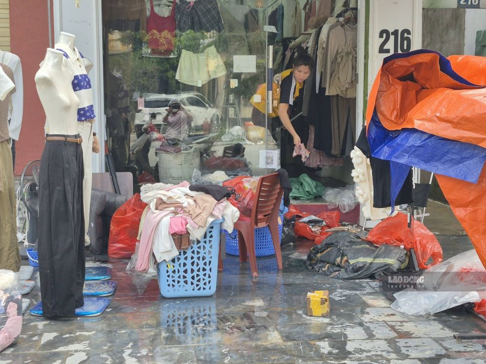 Sáng 20.9, người dân kiểm tra, phân loại các thiết bị điện và đồ dùng sinh hoạt bị hư hỏng do ngập nước. Ảnh: Duy Chương