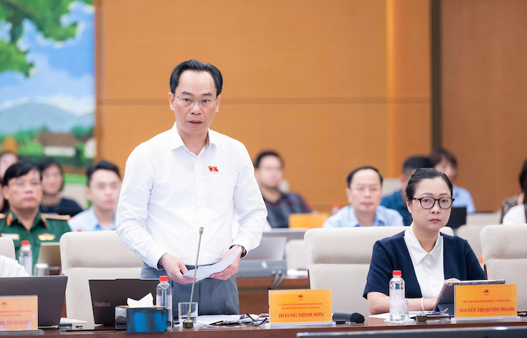 Theo Bộ trưởng Hoàng Minh Sơn, khi một ngành tuyển sinh bằng nhiều phương thức cần sự quy đổi tương đương để đảm bảo công bằng, nhưng chênh lệch giữa học bạ và điểm thi tốt nghiệp khiến việc quy đổi khó chính xác.