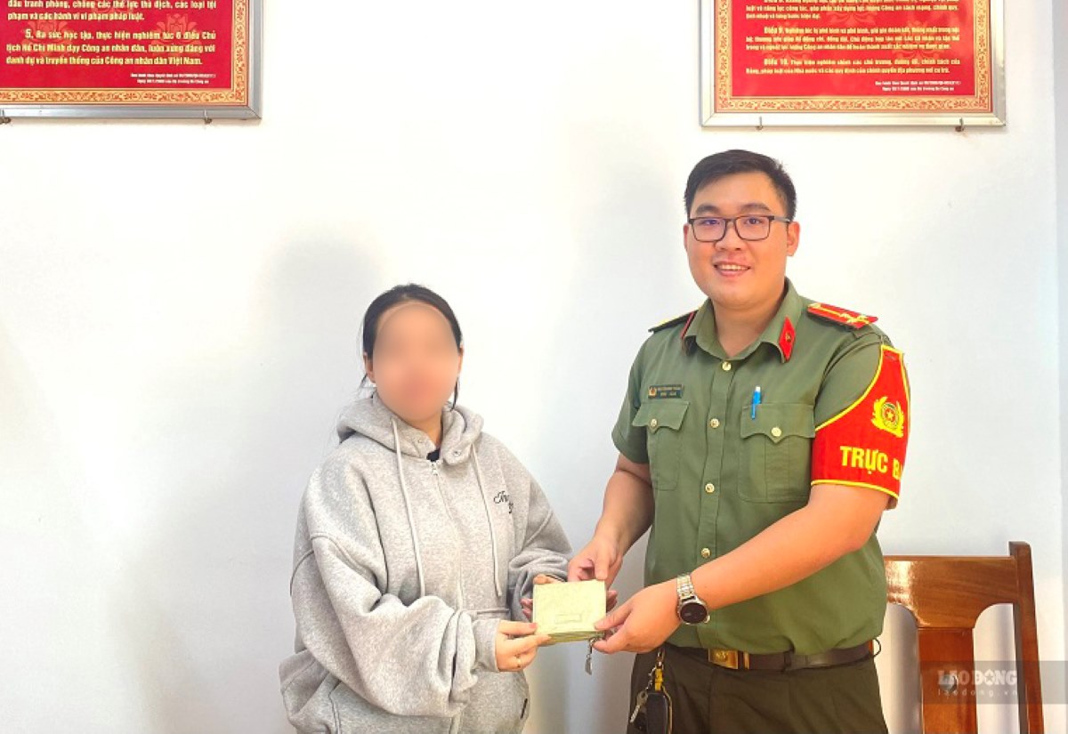 The person who dropped it receives their wallet back after being verified and returned by the police, September 19. Photo: Pham Duy