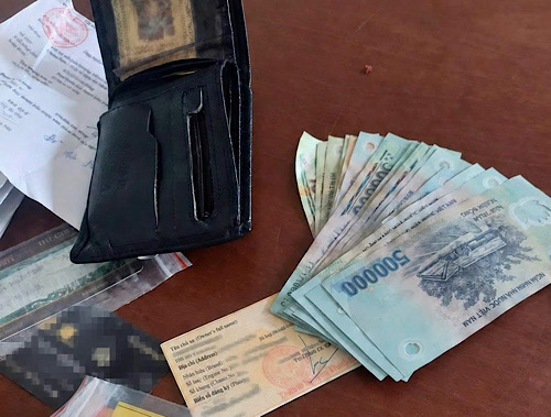 After finding the wallet, people handed it over to functional agencies to find the person who lost it. Photo: Dong Hai Ward Police (photo taken 9/2026)