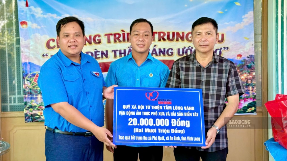 Tam Long Vang Charity Social Fund mobilized 20 million VND from Pho Xua Cuisine and Bien Tay Seafood to give Mid-Autumn gifts to disadvantaged children in Phu Quoi and An Binh communes. Photo taken on September 20, 2026 in Phu Quoi commune. Photo: Hoang Loc