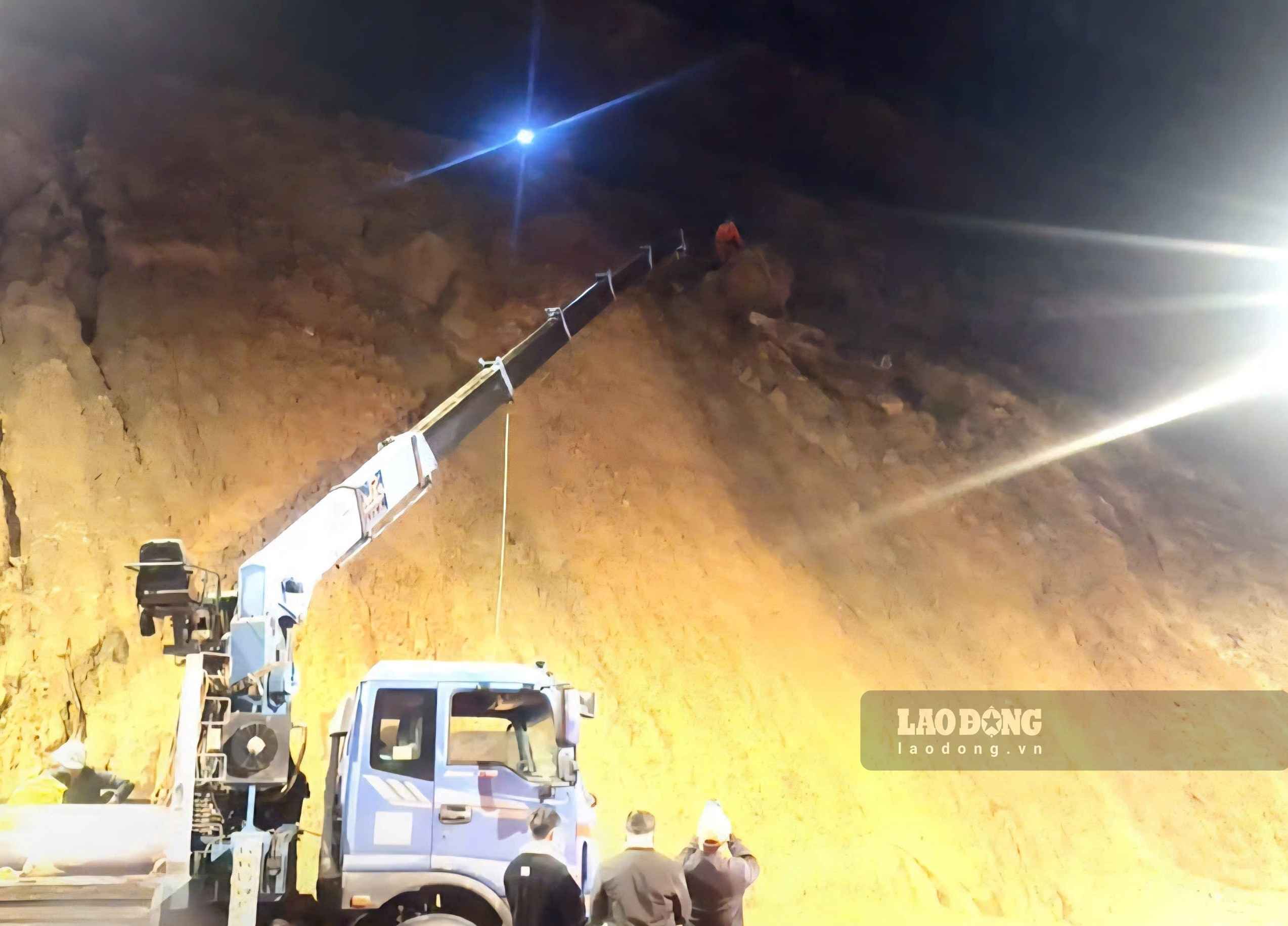 Specialized cranes are mobilized to handle large rocks hanging on Prenn Pass. Photo taken late on September 19 (Photo: Nguyen Luong)