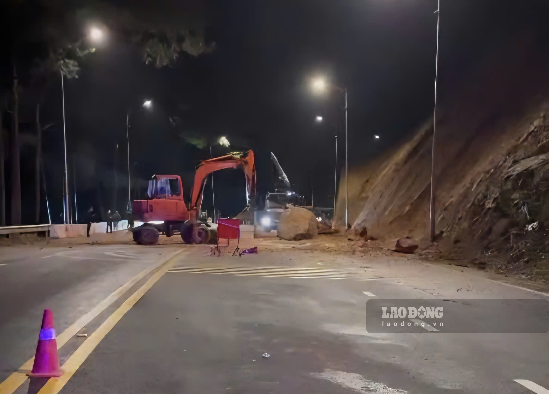 Tảng đá lớn treo trên đỉnh taluy dương cao hơn 20m đèo Prenn có nguy cơ sạt lở đã được xử lý an toàn. Ảnh chụp vào khuya 19.9 (Ảnh: Hữu Lương)