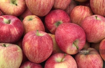 To help control blood sugar, people with diabetes can consider between whole apples and apple juice. Photo: Kieu Vu