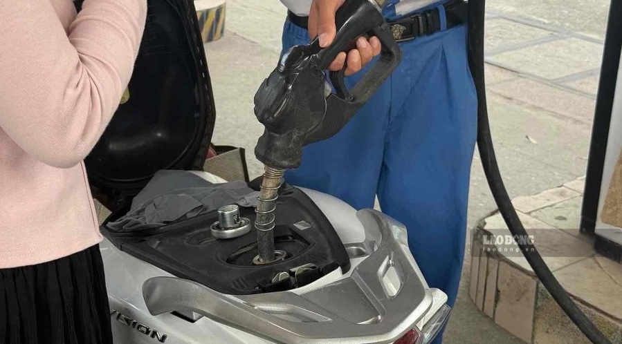Retail gasoline and oil prices today, September 20th, are applied according to the price adjustment on September 17th. Photo: Song Anh
