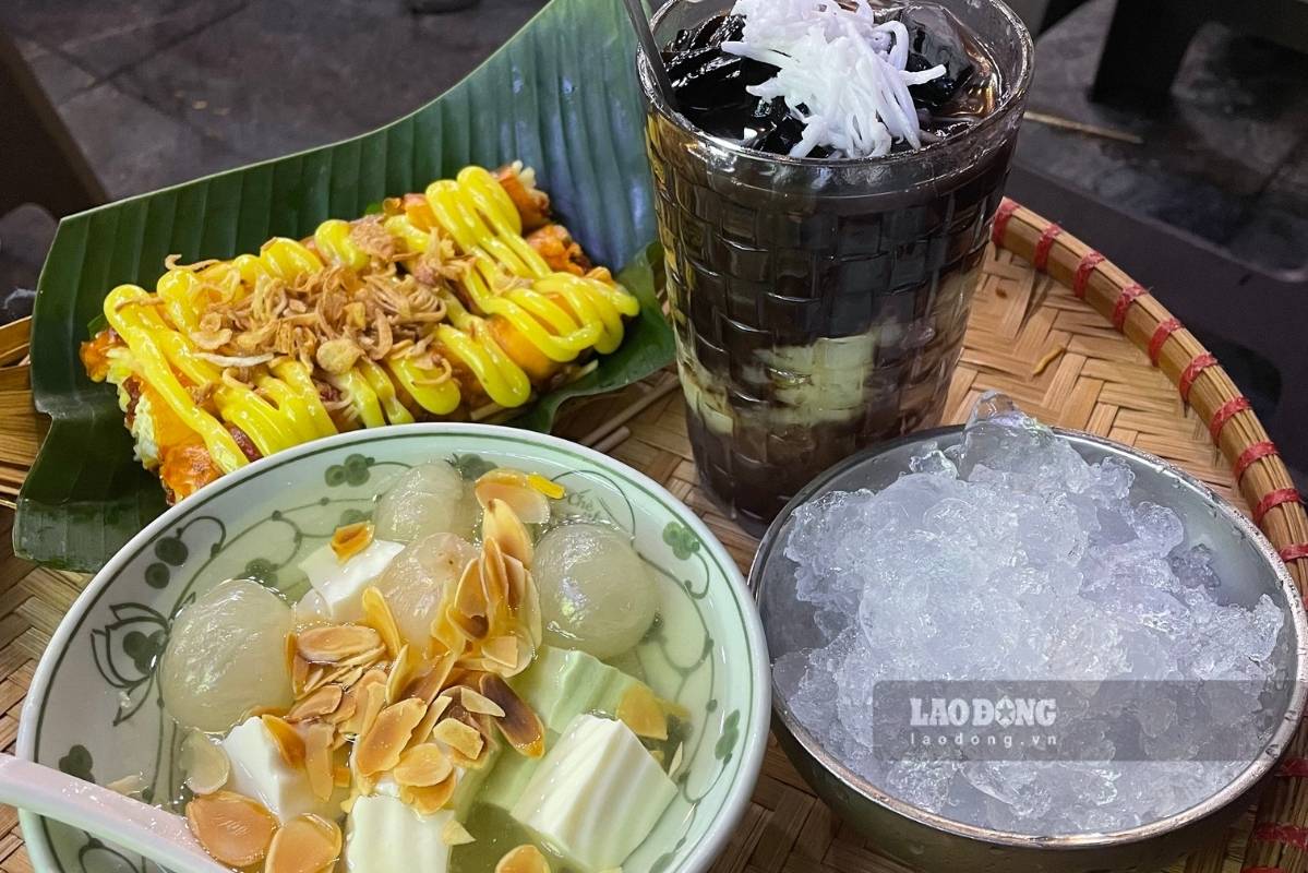 Snacks are sought after by many young people on Quang Trung street (Hanoi). Photo: Bao Anh