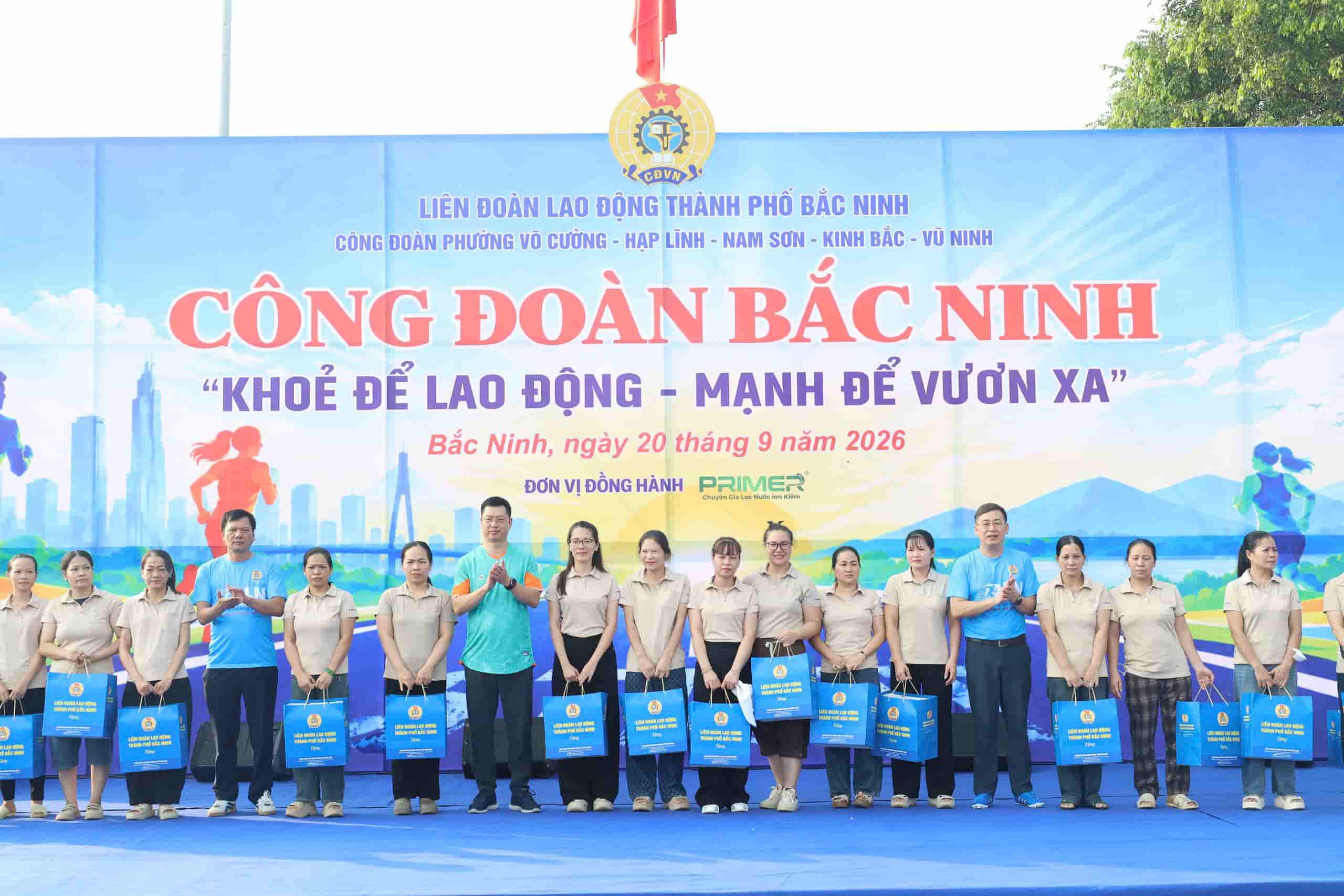 Các đồng chí lãnh đạo trao quà cho đoàn viên, người lao động