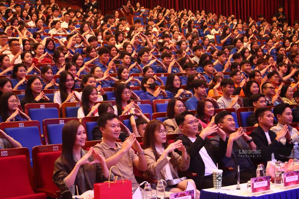 Hơn 1.000 sinh viên Đà Nẵng tham gia sự kiện về thương mại điện tử thời AI. Ảnh: Thanh Huyền
