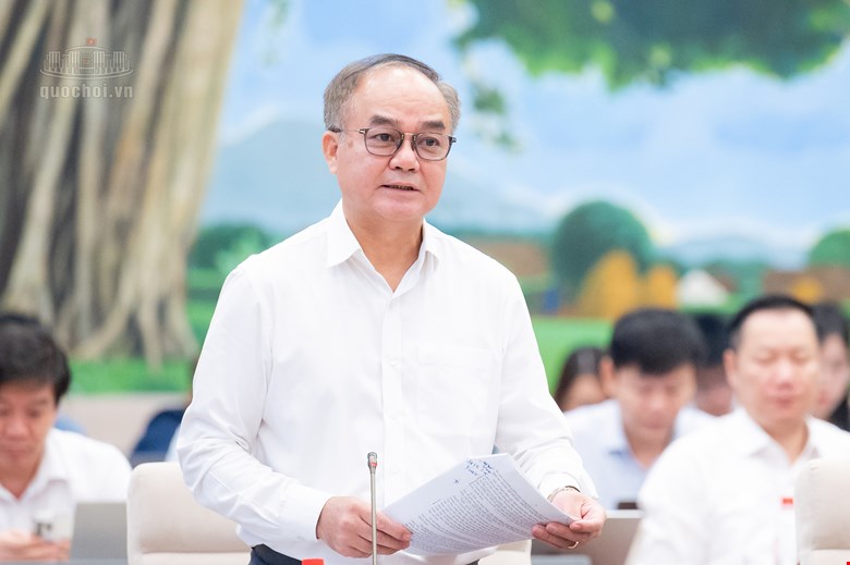 Deputy Minister of Home Affairs Vu Chien Thang further explained about policies and salary regimes for teachers. Photo: Quochoi. vn