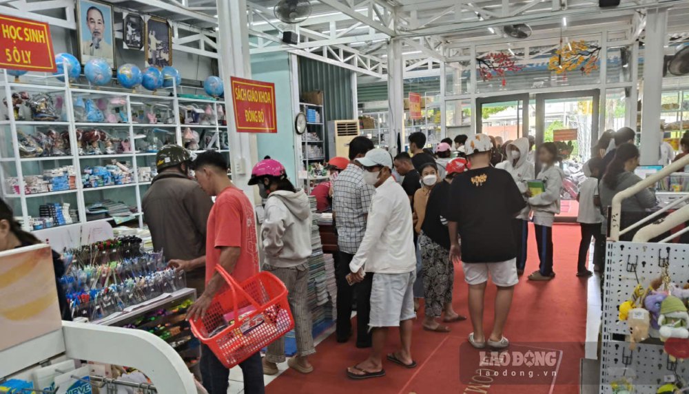 Sở công khai các đơn vị phát hành, cung ứng SGK để các cơ sở giáo dục, cha mẹ học sinh và học sinh liên hệ khi có nhu cầu. Ảnh: Nam Phương