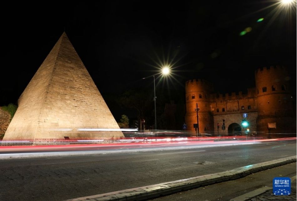 Sau ba năm trùng tu toàn diện, kim tự tháp Cestius độc nhất vô nhị tại Rome chính thức đón khách trở lại với loạt tour khám phá kỳ bí về đêm. Ảnh: Xinhua phát ngày 20.9