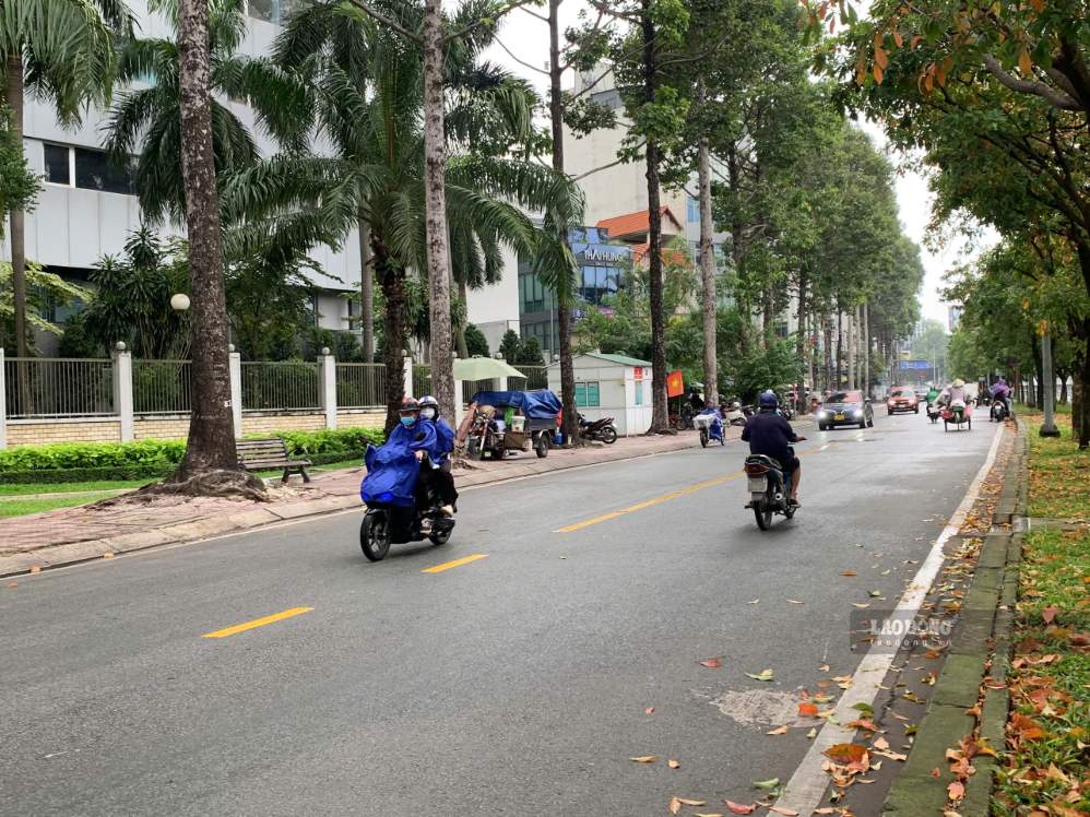 At noon on September 20, widespread thunderstorms appeared in Ho Chi Minh City area. Photo: Ha May