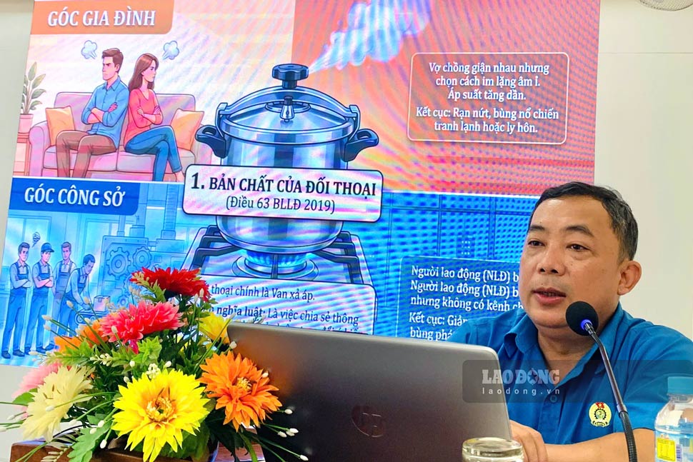 Báo cáo viên Liên đoàn Lao động tỉnh trao đổi nghiệp vụ với cán bộ Công đoàn cơ sở (chụp ngày 18.9). Ảnh: Thanh Bình