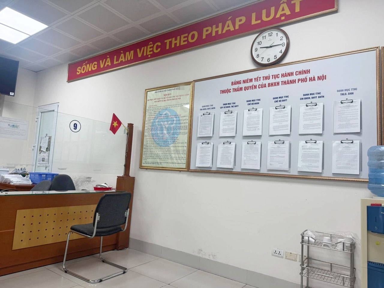 Mr. D came to carry out procedures to receive his pension at a social insurance facility in Hanoi. Photo: Character provided