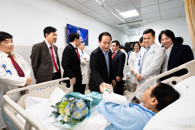 Deputy Prime Minister Le Tien Chau cordially inquired about patients being treated at Hong Bang International University Hospital. Photo: Provided by Unit