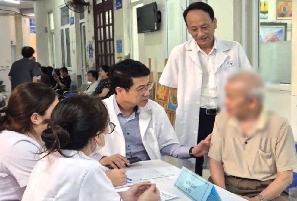 M.Sc. Dr. Nguyen Quoc Tuan - Director of Cau Giay Ward Health Station, Hanoi, at the examination. Photo provided by the character