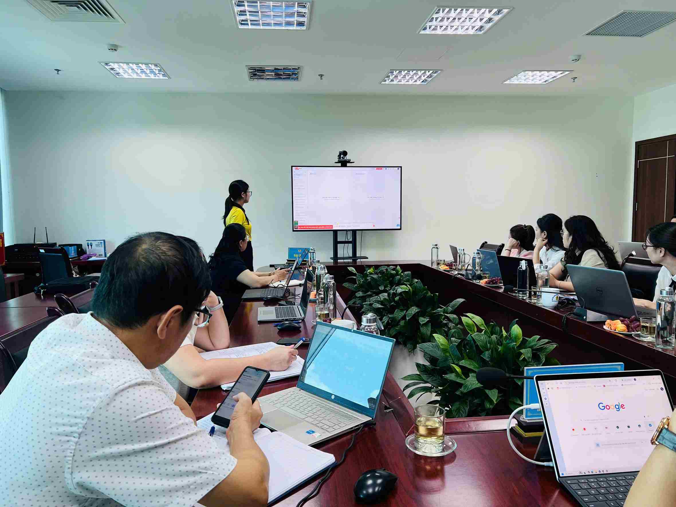 Leaders and officials of the Cao Bang Provincial Labor Federation participate in training and experience AI technology. Photo: Cao Bang Provincial Labor Federation