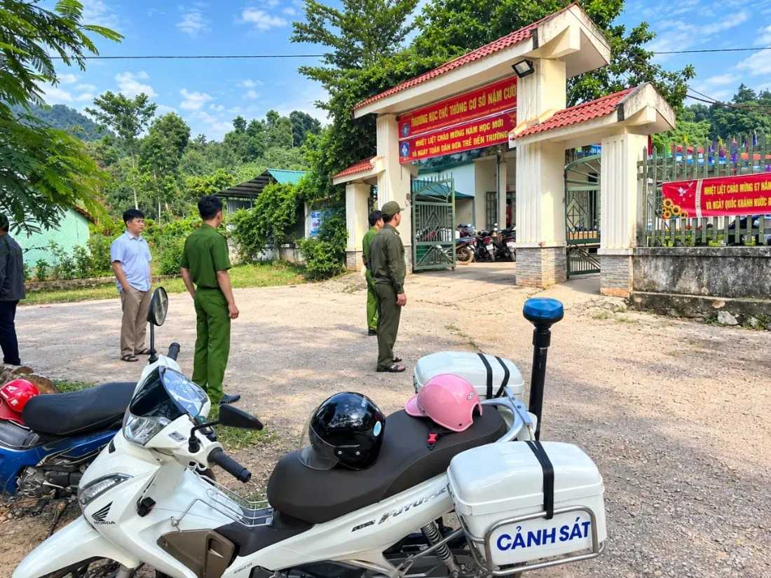 Security and order protection teams at the grassroots level participate in ensuring security and order at the school gate. Photo: Nam Cuoi Commune Police