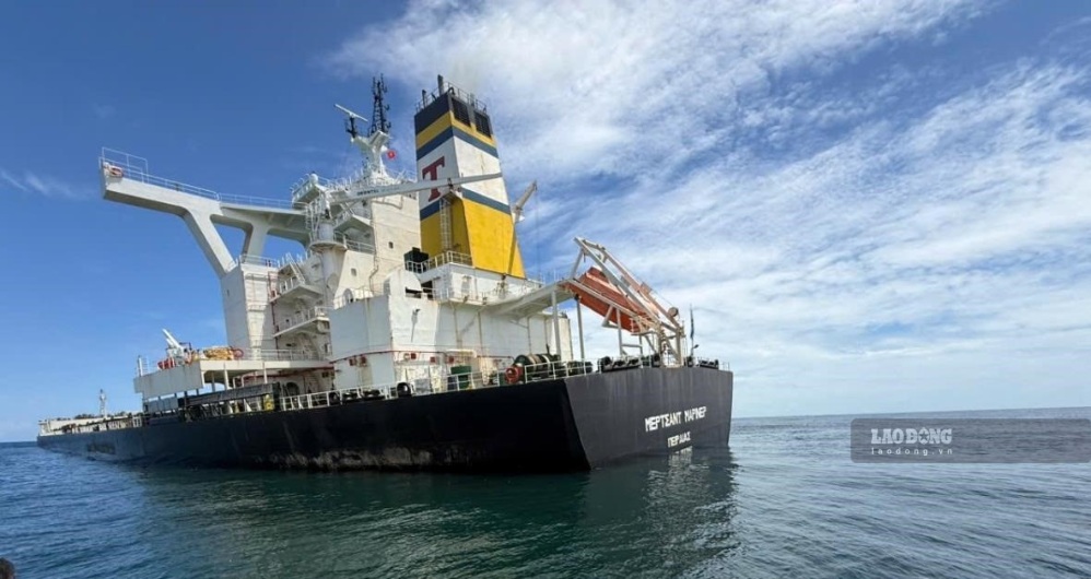 Merchant Mariner anchored about 15 nautical miles from Dung Quat port anchorage (Quang Ngai). Photo: Van Tanh