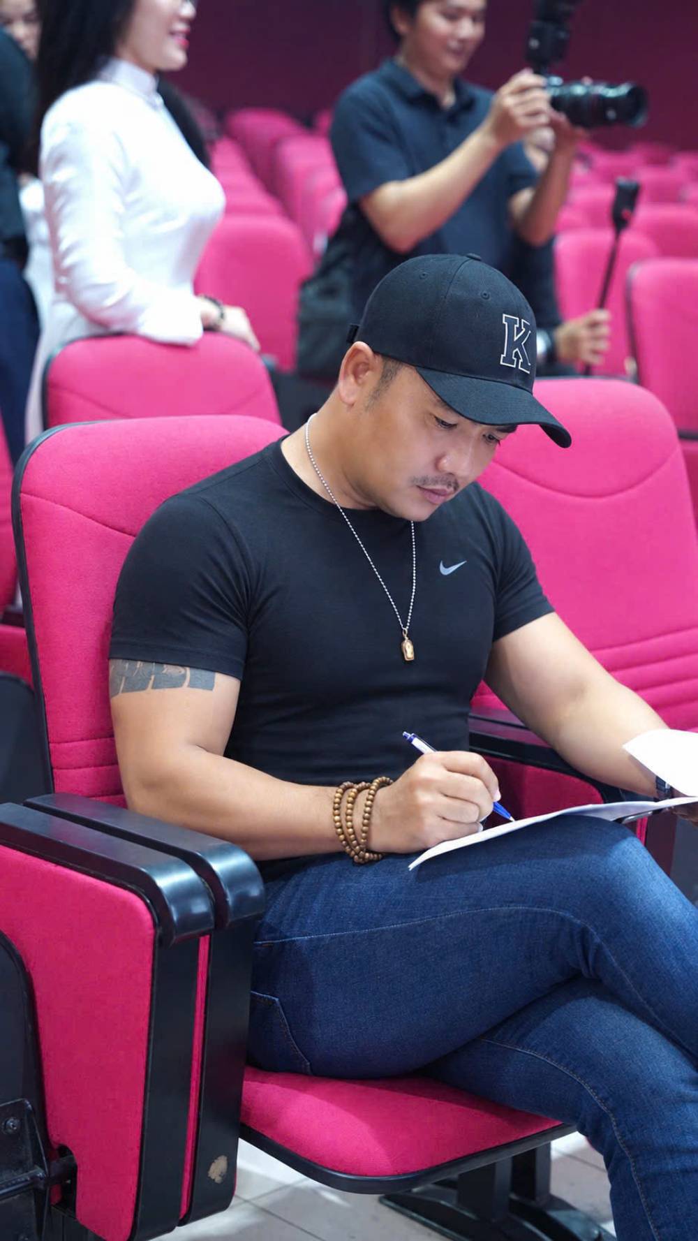 Trần Tuấn Kiệt đảm nhận công việc phía sau sân khấu trong đêm nhạc thiện nguyện “Vòng tay yêu thương”. Ảnh: Nghệ sĩ cung cấp.