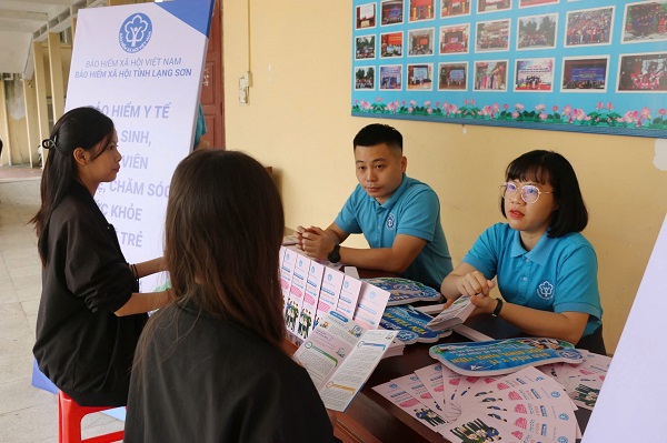 Social Insurance officials propagate about health insurance for students. Photo: Lang Son Social Insurance